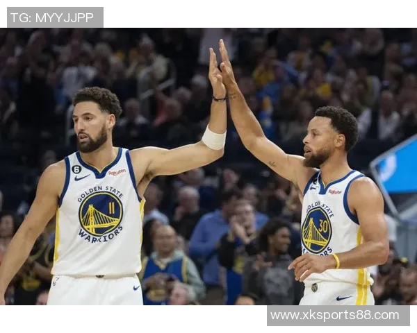 库里虽因伤缺阵但热情与小球迷互动合影展现亲和力