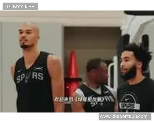 光头球星文班亚马与凯尔登赛后携手三位主场球迷合影留念 光头球星文班亚马与凯尔登赛后携手三位主场球迷合影留念