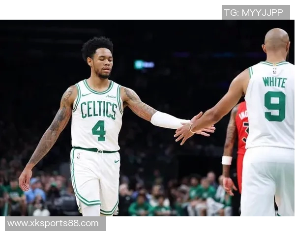 杰伦布朗称赞安芬尼西蒙斯全心投入球队毫无怨言展现职业精神 杰伦布朗称赞安芬尼西蒙斯全心投入球队毫无怨言展现职业精神